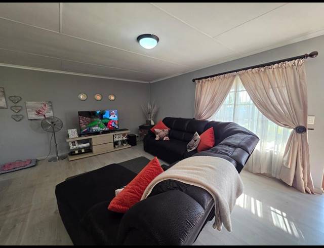 3 BEDROOM HOUSE FOR SALE IN RIVERSDALE